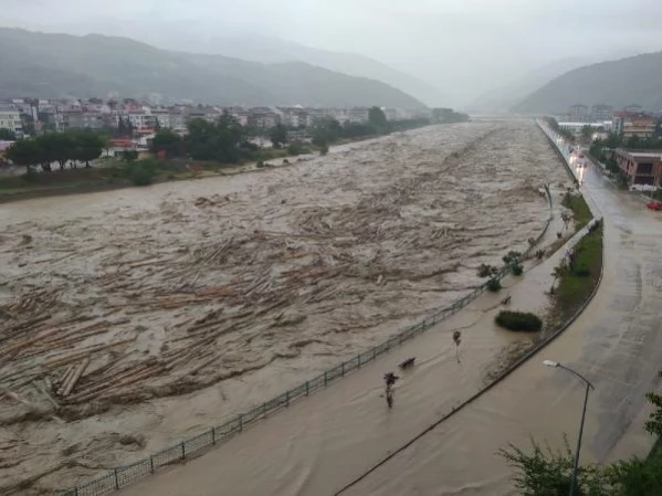 Sinop ve Samsun'da sağanak sele neden oldu; vatandaşlar evlerinde mahsur kaldı