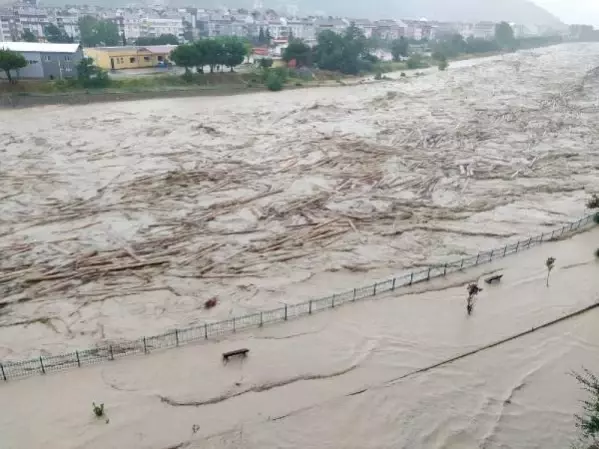 Sinop ve Samsun'da sağanak sele neden oldu; vatandaşlar evlerinde mahsur kaldı