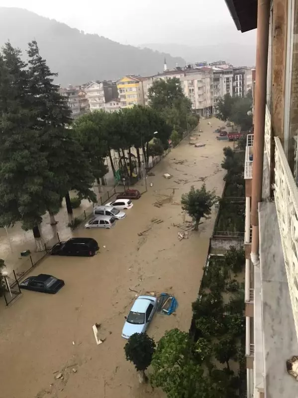 Sinop ve Samsun'da sağanak sele neden oldu; vatandaşlar evlerinde mahsur kaldı