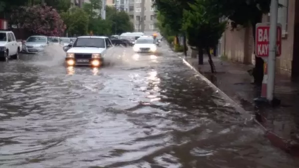 Sinop ve Samsun'da sağanak sele neden oldu; vatandaşlar evlerinde mahsur kaldı