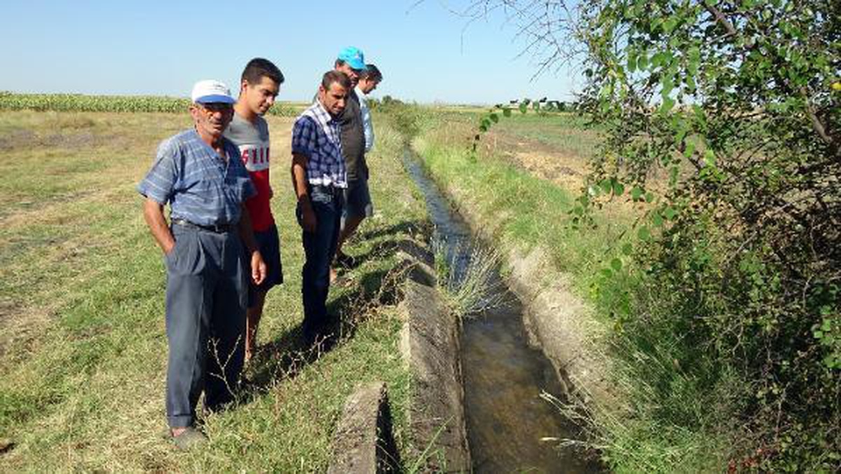 Sulama kanalı hasar gören köyde, kuraklık üreticiyi vurdu