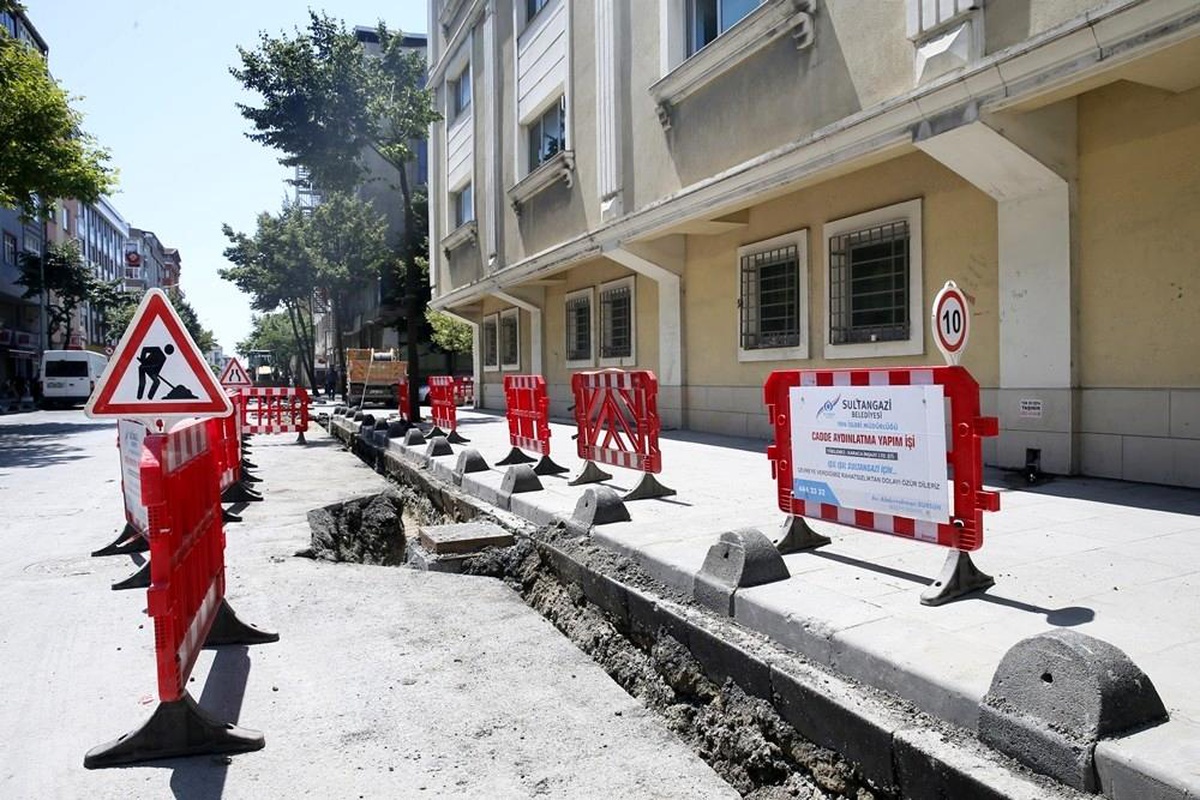 Sultangazi\'de çevreye duyarlı yeni aydınlatma üniteleriyle donatılmaya devam ediliyor