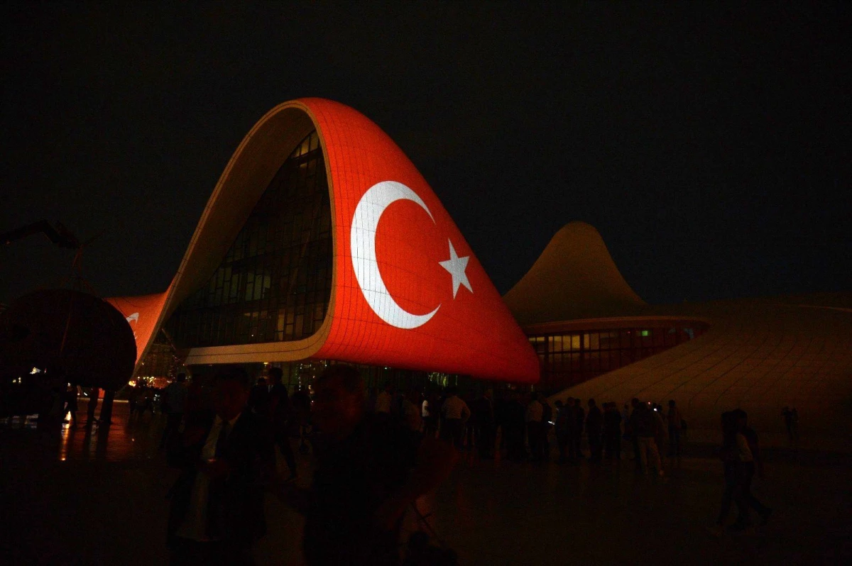 Türkiye\'ye destek amacıyla Haydar Aliyev Merkezi\'ne Türk bayrağı silüeti yansıtıldı
