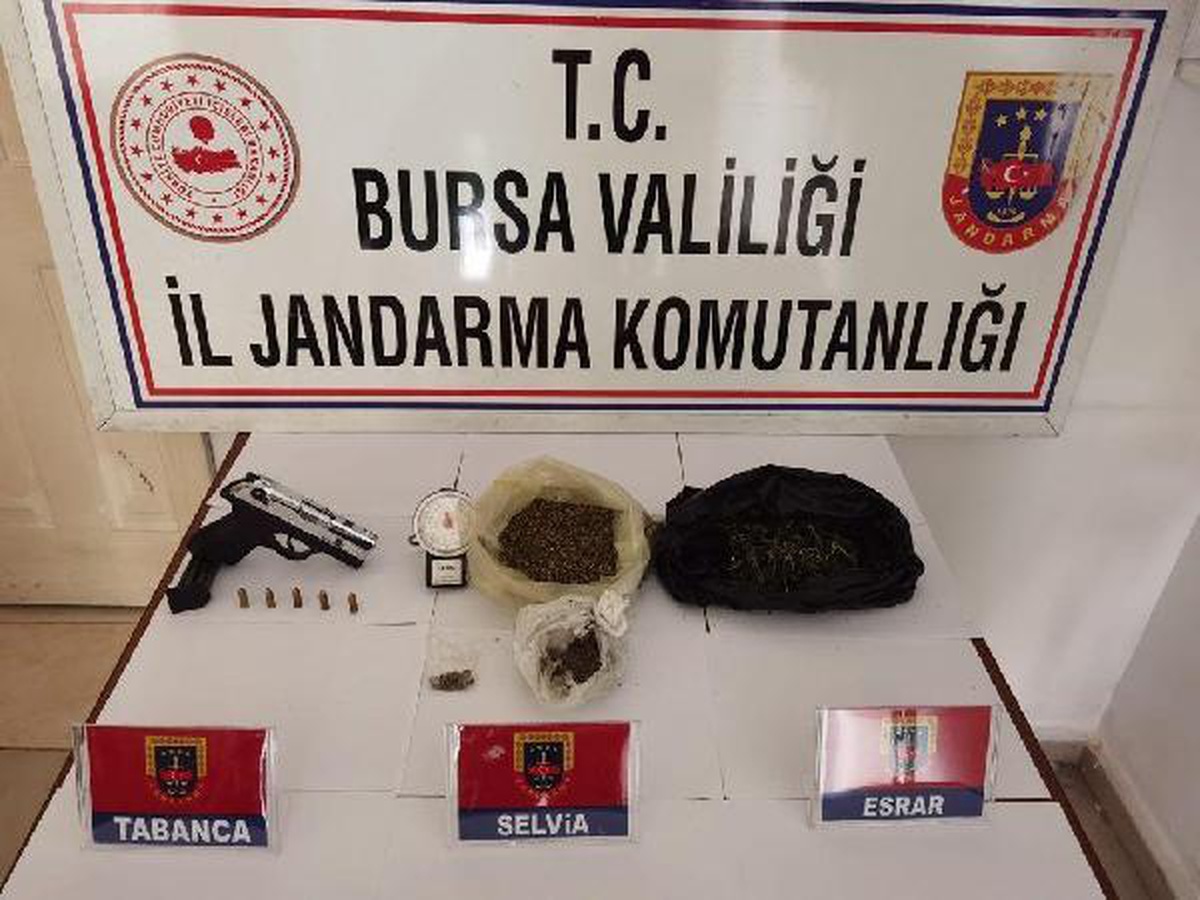 Uyuşturucu satışı yapan 3 kişi suçüstü yakalandı