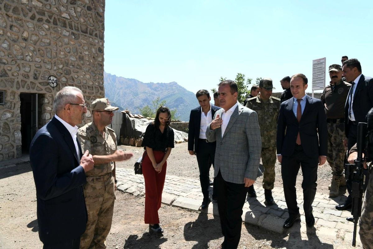 Vali Akbıyık, sınırda kahramanları ziyaret etti