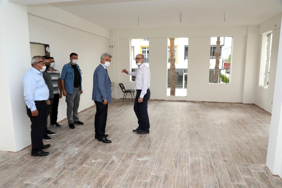 Vali Makas, Bebek ve Çocuk Kütüphanesi inşaatında incelemelerde bulundu