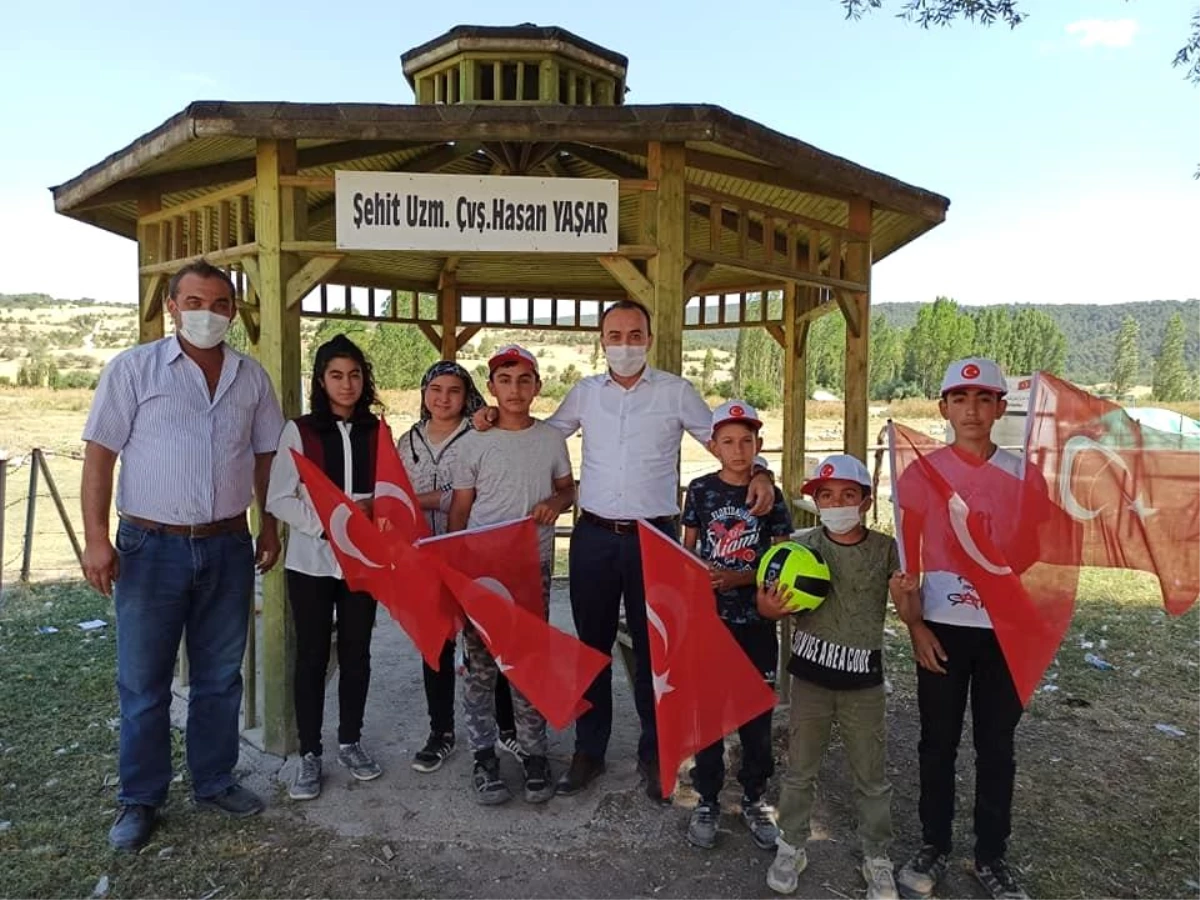 Ziyaret ettiği köylerde Türk bayrağı dağıtıyor