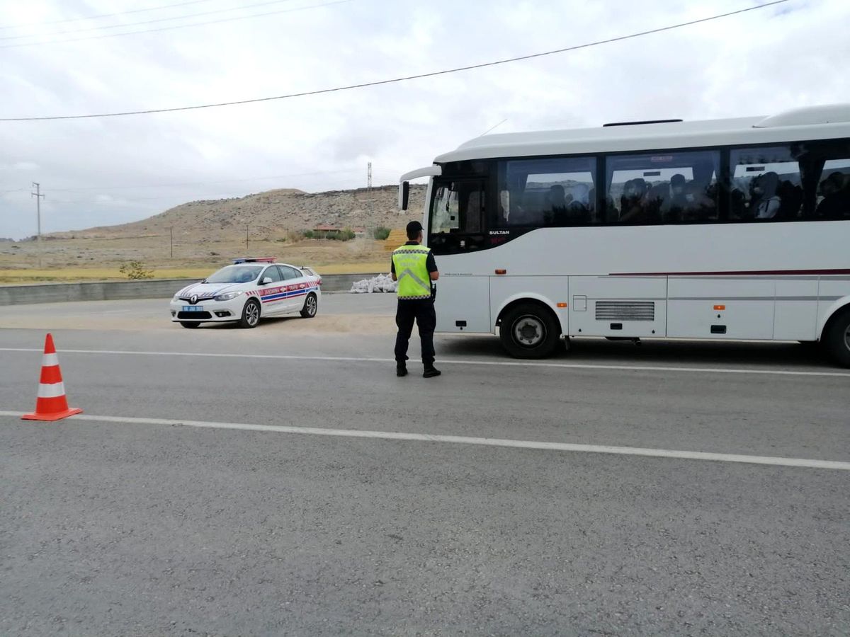 Son dakika haberleri! Aksaray\'da jandarma ekiplerinden yolcu otobüslerine sıkı denetim