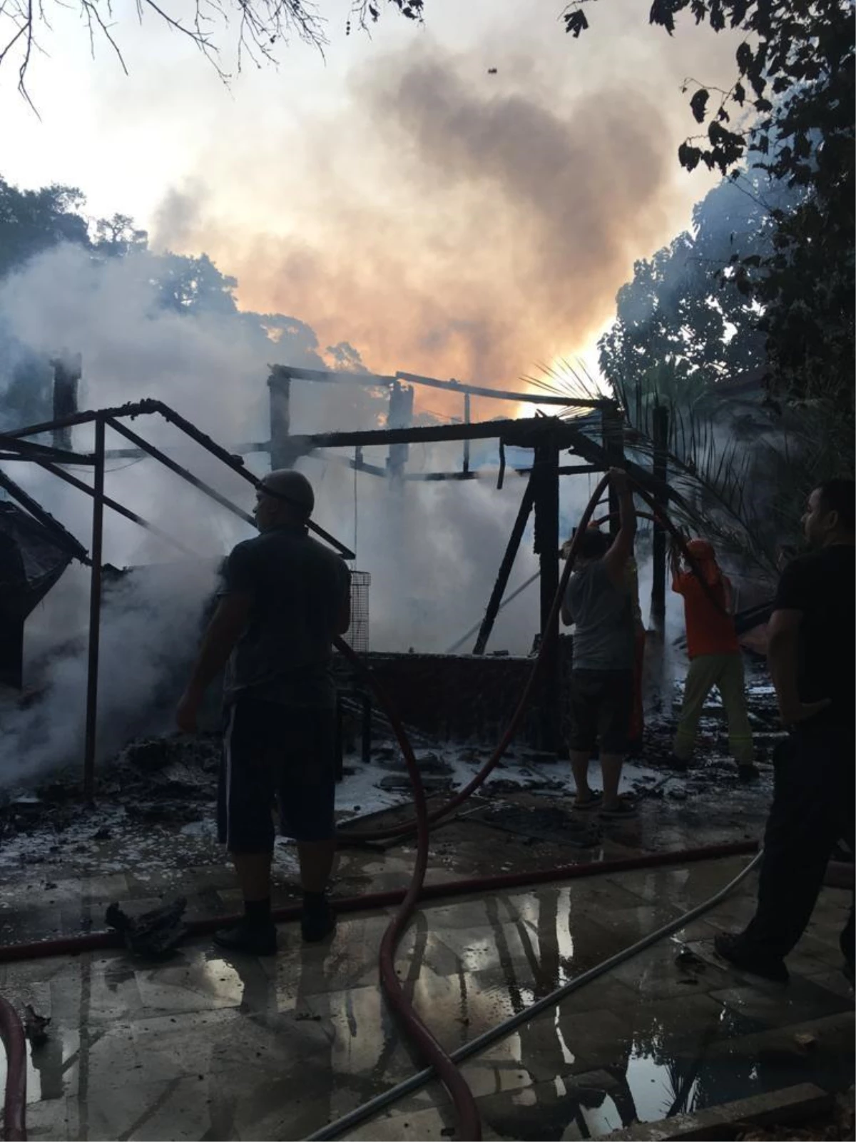 Antalya\'da bir otelin mutfak ve restoran bölümünde yangın çıktı