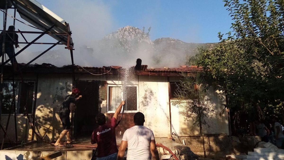 Antalya\'da çıkan yangında 2 ev kullanılamaz hale geldi