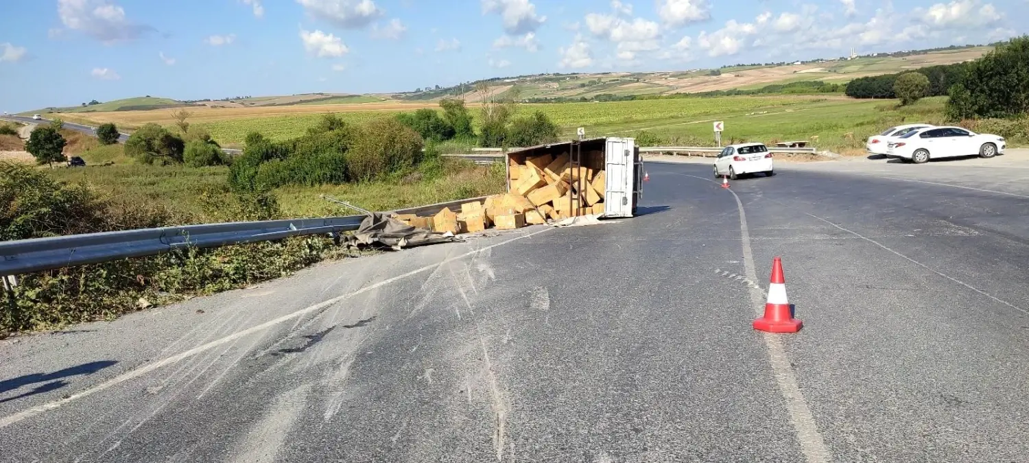 Arnavutköy\'de freni patlayan kamyonet bariyerlere çarparak yan yattı