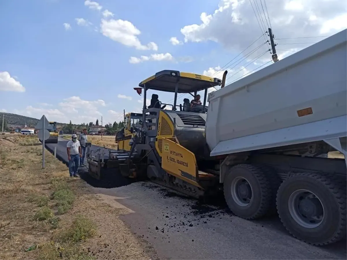 Aslanapa\'da Çalköy grup yolunda sıcak asfalt çalışması