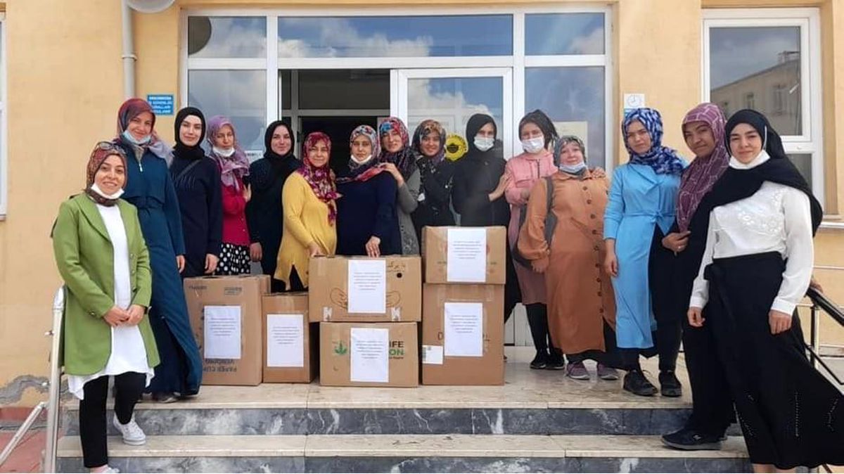 Aslanapa\'dan yangın bölgesindeki kadınlara şalvar