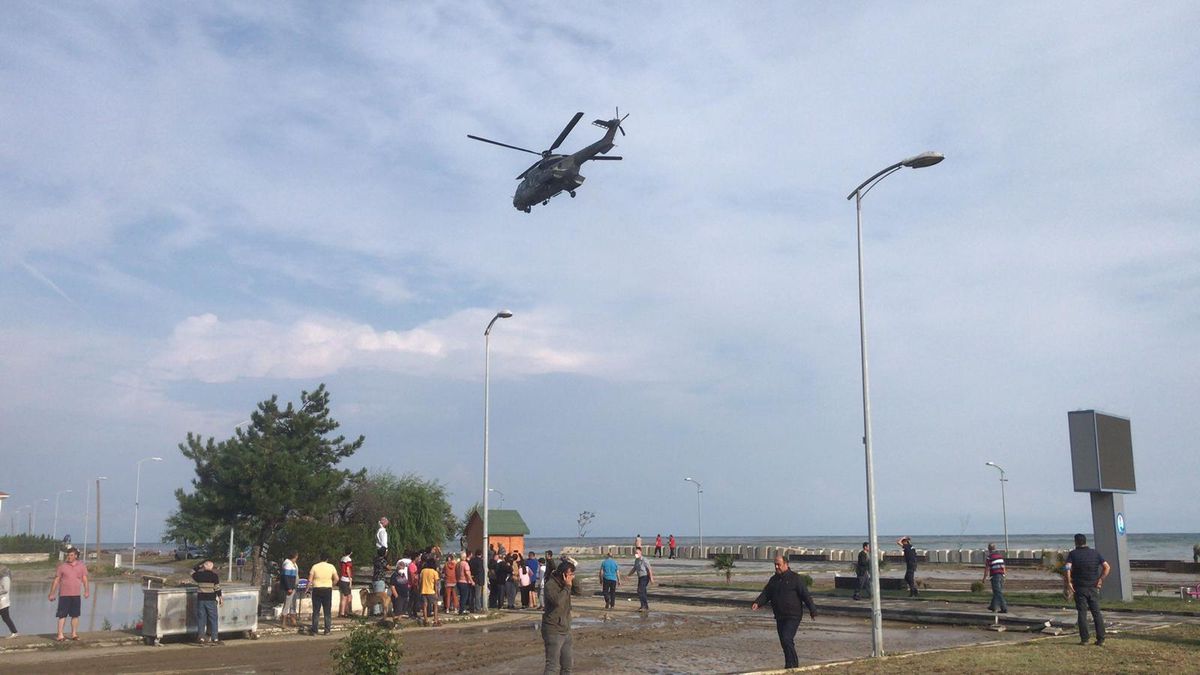 Ayancık ilçesinde selden zarar gören bölgeler TSK helikopterinden görüntülendi