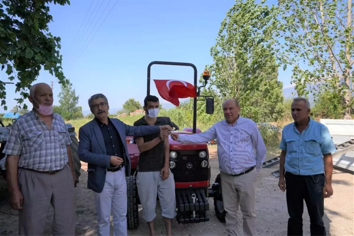 Son dakika haberleri: Bakan Kurum\'un söz verdiği traktör teslim edildi