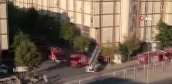 Başakşehir'de 5 katlı iş yerinin çatısında korkutan yangın