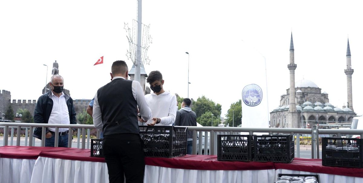 Başkan Büyükkılıç vatandaşlara aşure dağıttı