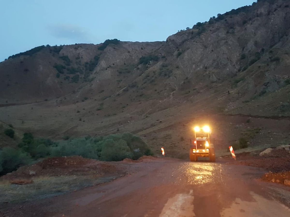 Bingöl\'de heyelan nedeniyle kapanan Karlıova-Yedisu kara yolu açıldı