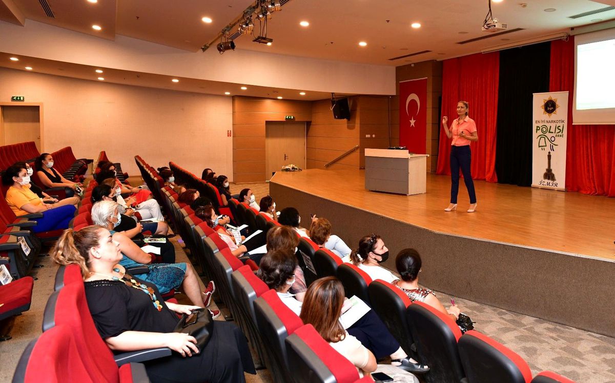 Çiğli\'de kadınlara ve muhtarlara bağımlılıkla mücadele anlatıldı