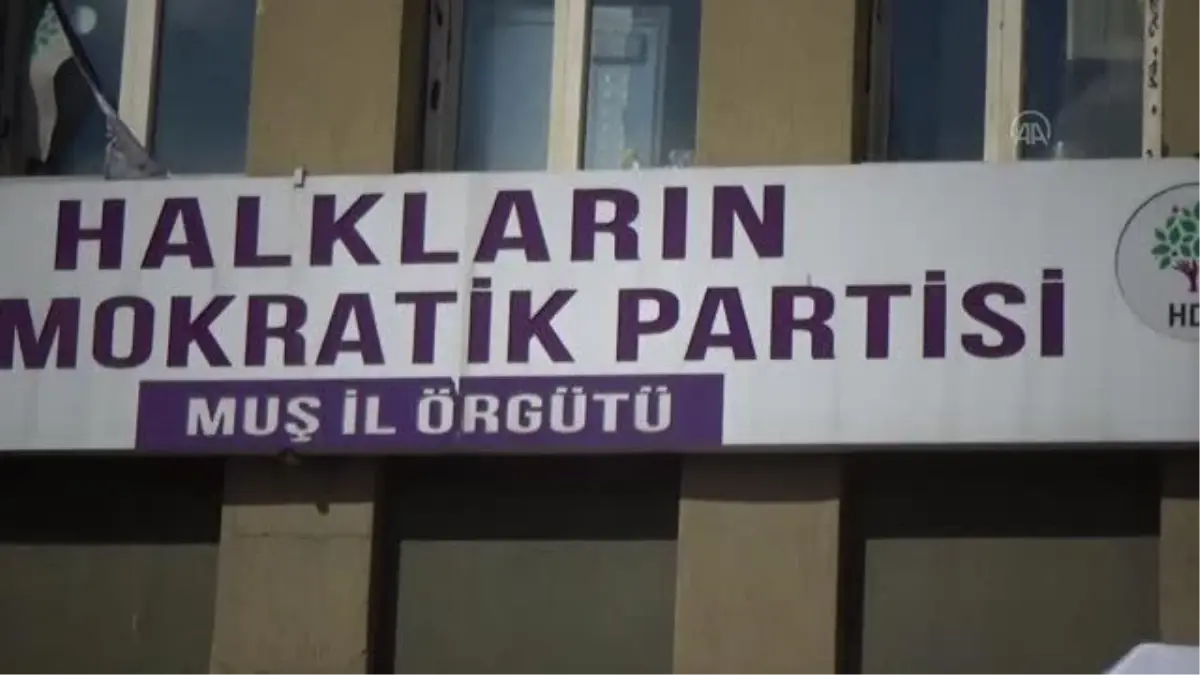 Son dakika haber! Çocukları PKK\'lı teröristlerce dağa kaçırılan aileler HDP binası önünde eylem yaptı