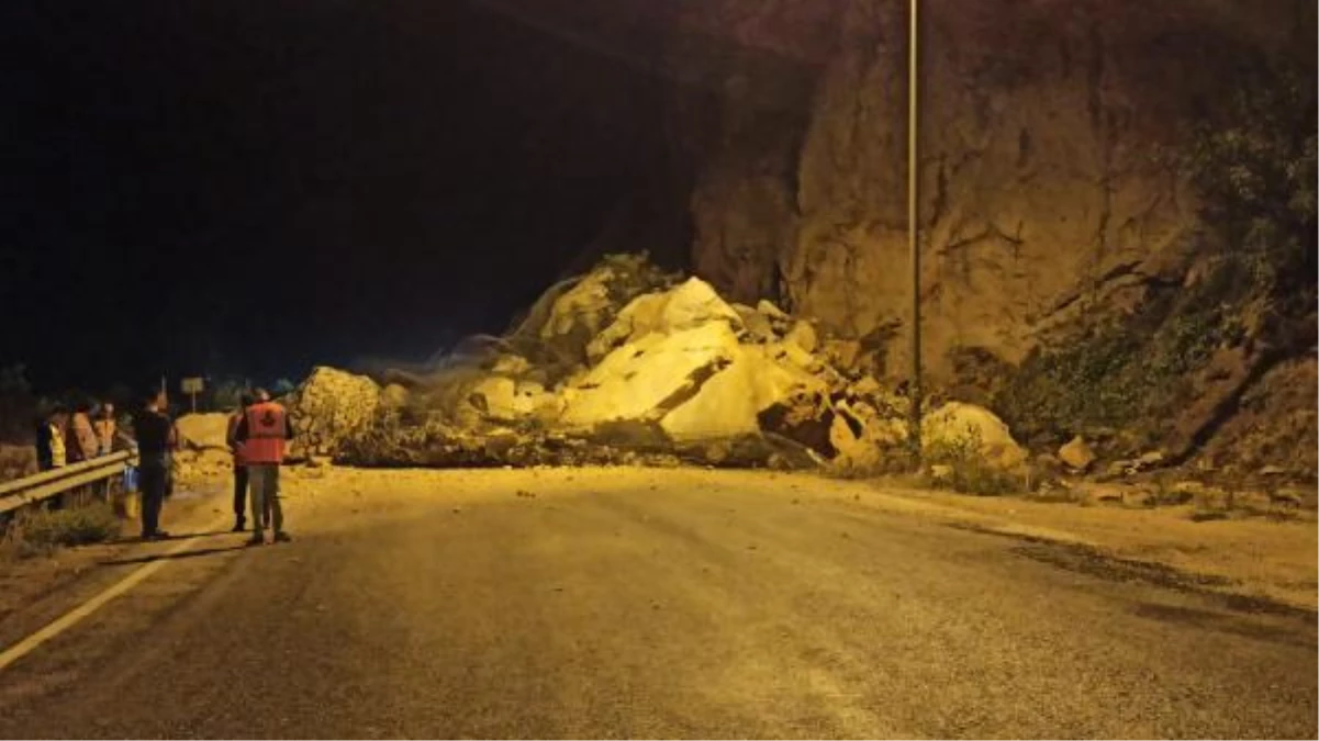 Karabük-Zonguldak kara yolu heyelan nedeniyle trafiğe kapandı