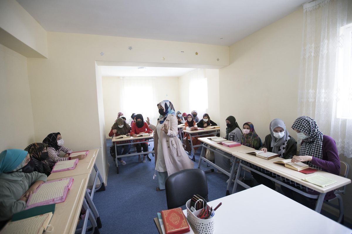 Erzurum\'da öğrenciler yaz tatilinde hem "Kur\'an" hem de "buz pateni" öğreniyor