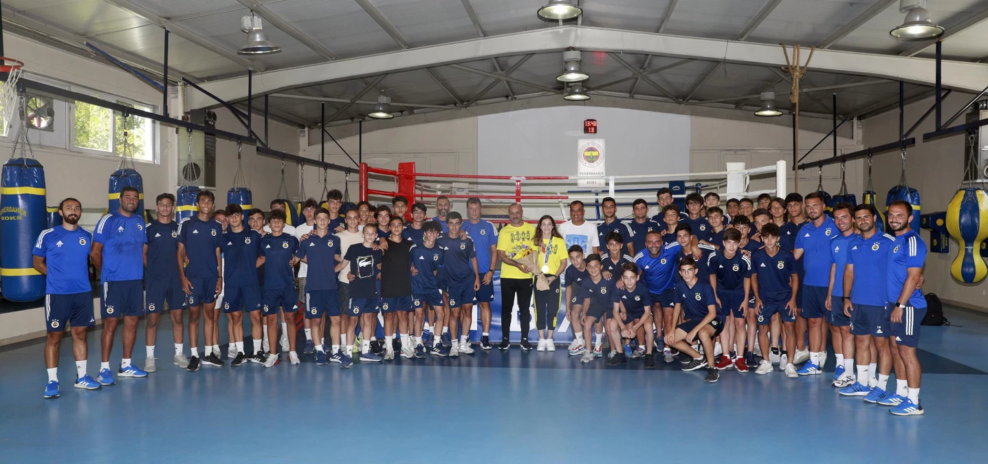 Fenerbahçe\'de altyapı futbolcuları, olimpiyat ikincisi milli boksör Buse Naz Çakıroğlu ile bir araya geldi