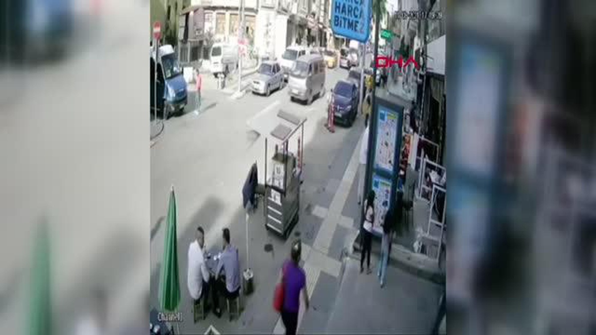 Fren yerine gaza basan sürücü kahvehanenin önünde oturanlara çarptı