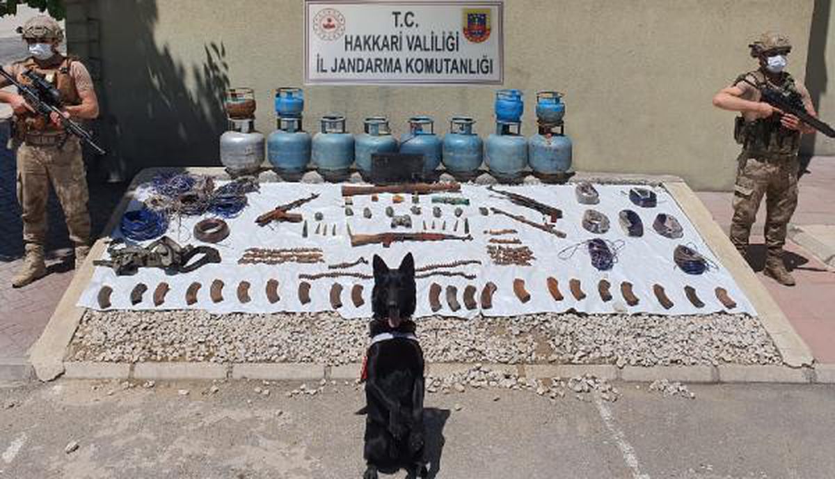 Son dakika gündem: Hakkari\'de PKK\'ya ait çok sayıda silah ve mühimmat ele geçirildi