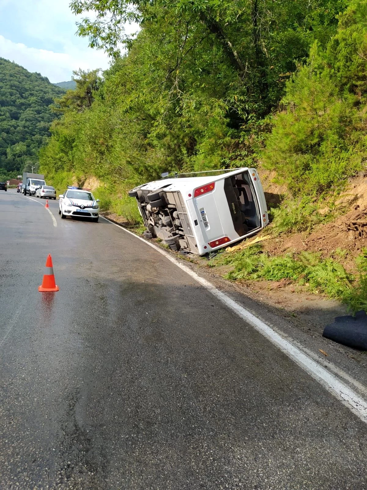 İşçi servisi devrildi; 6 yaralı