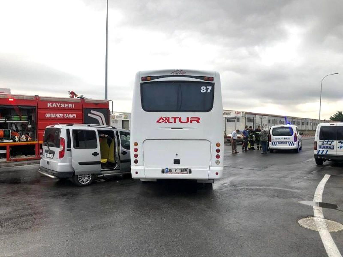 İşçi servisi ile ticari araç çarpıştı: 1 yaralı