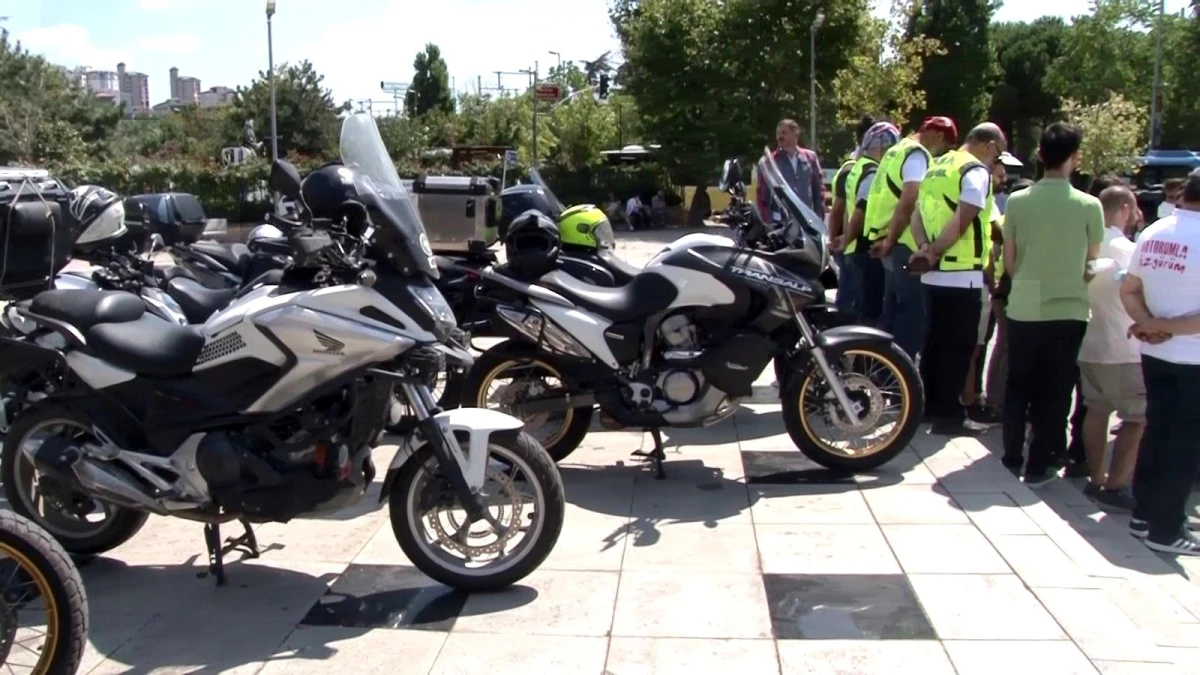 Kadıköy\'de motosiklet sürücülerine farkındalık oluşturmak için etkinlik düzenlendi