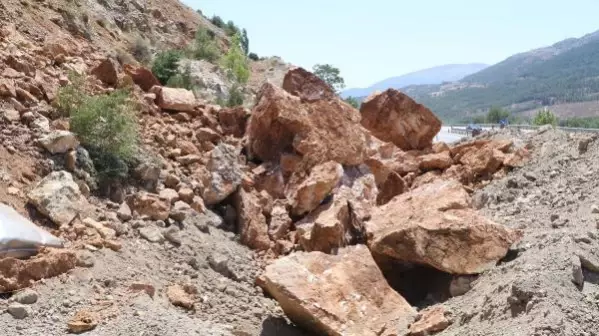 Kara yolu için tehlike oluşturan kaya, basınçlı su yastığı sistemiyle parçalandı