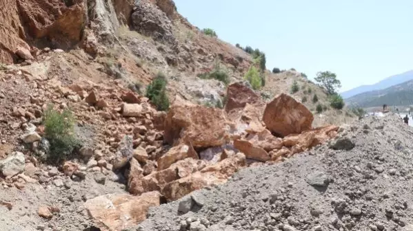 Kara yolu için tehlike oluşturan kaya, basınçlı su yastığı sistemiyle parçalandı