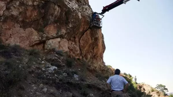 Kara yolu için tehlike oluşturan kaya, basınçlı su yastığı sistemiyle parçalandı