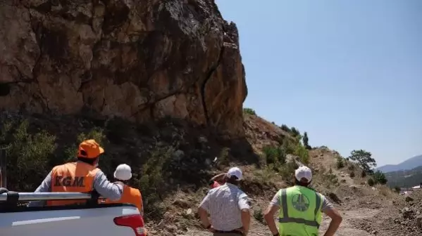 Kara yolu için tehlike oluşturan kaya, basınçlı su yastığı sistemiyle parçalandı