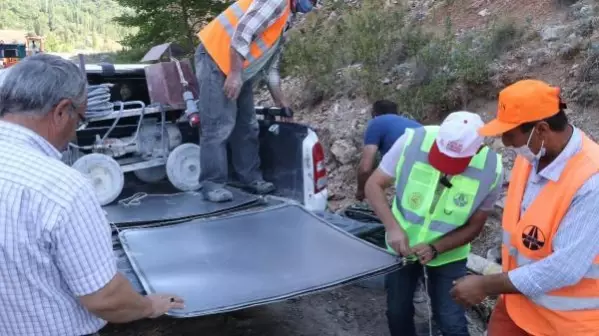 Kara yolu için tehlike oluşturan kaya, basınçlı su yastığı sistemiyle parçalandı