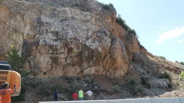 Kara yolu için tehlike oluşturan kaya, basınçlı su yastığı sistemiyle parçalandı