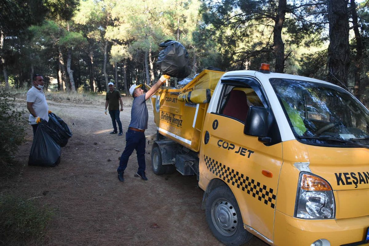 Keşan\'da ormandan 10 kamyon çöp toplandı