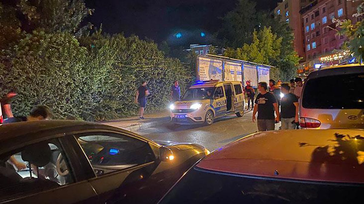 Kız yurduna karşı cinsel içerikli hareket yapan gence sokak ortasında meydan dayağı atıldı