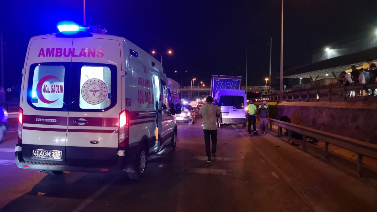 Kocaeli\'de otomobille çarpışan motosiklet sürücüsü ağır yaralandı