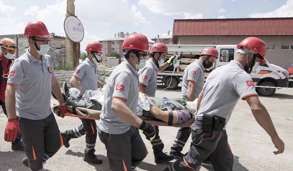 ÖNLEMİ HAYAT KURTARAN AFET: DEPREM - Erzurum\'da afet eğitimi alan belediye personeli afetlerde can kurtarmaya hazır