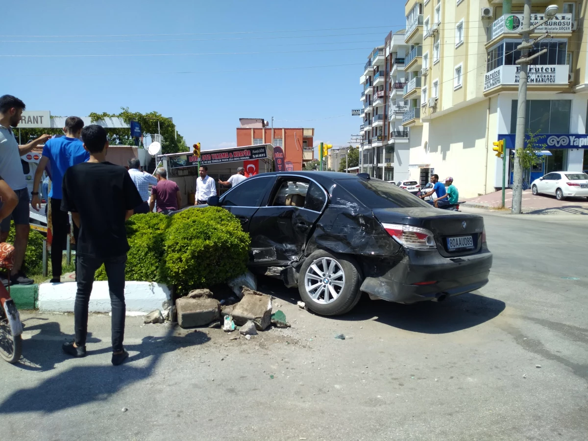 Osmaniye\'de askeri ambulans ile otomobil çarpıştı: 2 yaralı
