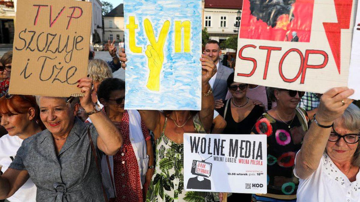Yabancı medya kuruluşlarını yasaklayan yeni yasa tasarısı Polonya\'da hükümet krizine neden oldu
