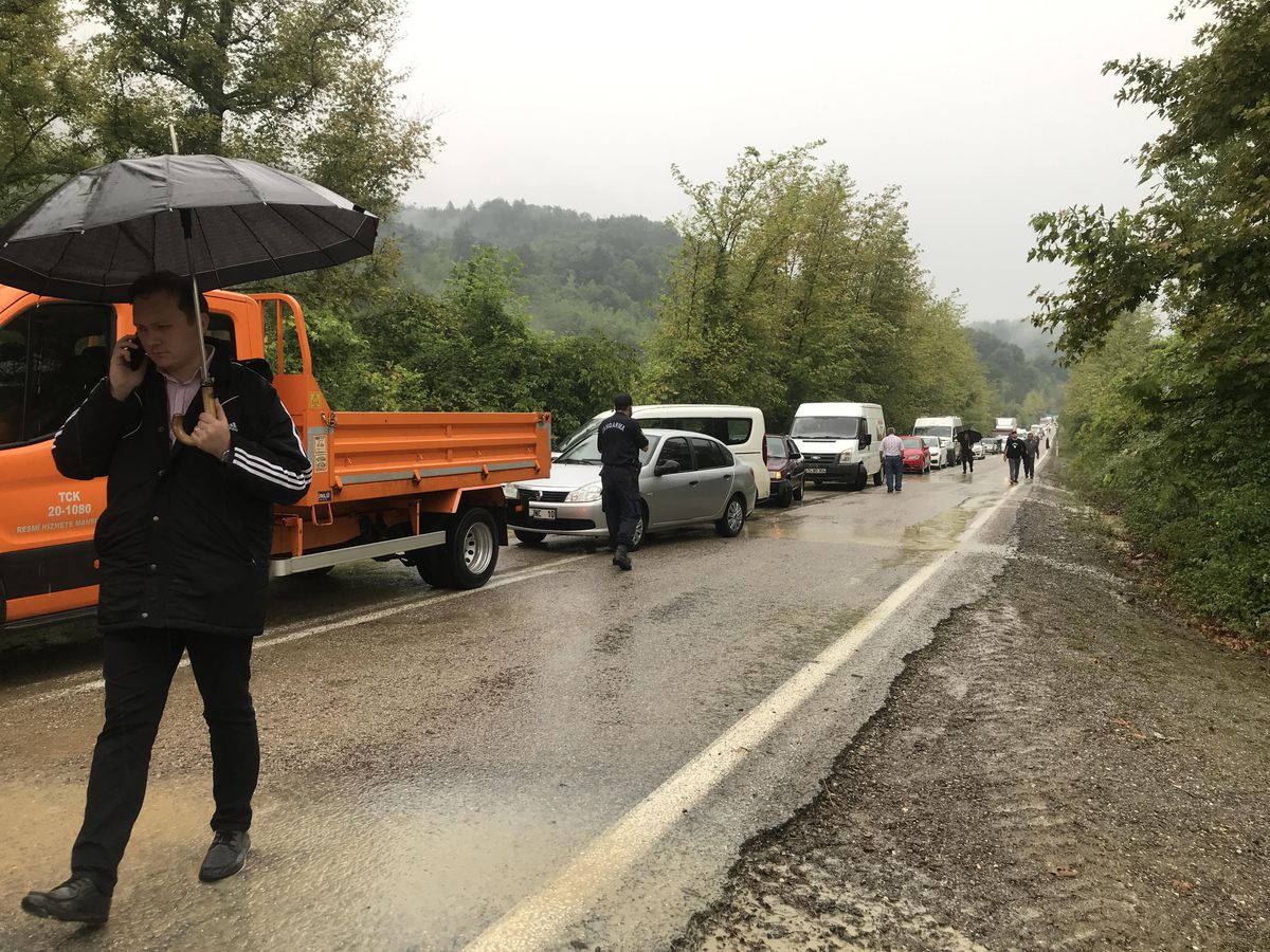 Sağanağın ardından derenin taşmasıyla Bartın-Ulus kara yolunda ulaşım aksadı