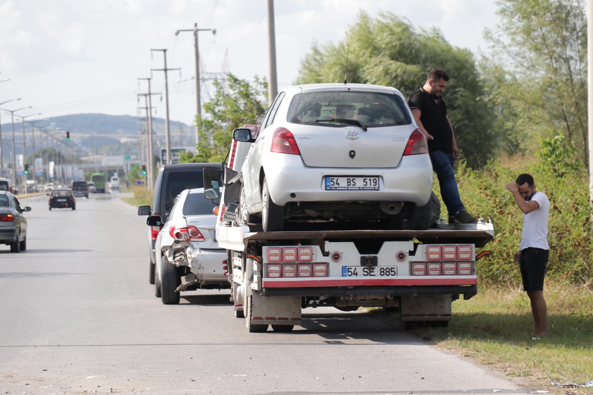 Sakarya\'da iki otomobil çarpıştı: 3 yaralı