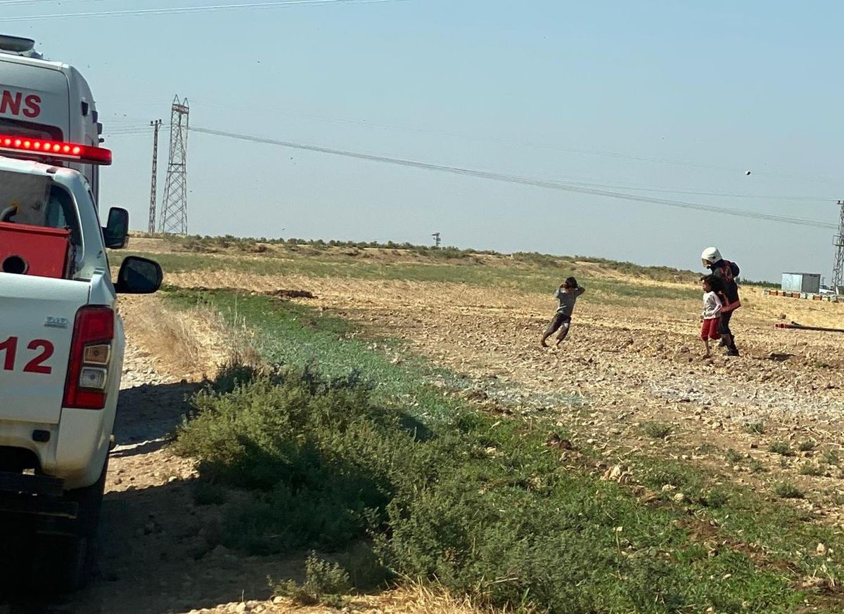 Son dakika haberi! Şanlıurfa\'da arıların saldırısına uğrayan 10 kişilik aileyi itfaiye ekipleri kurtardı