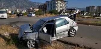 Son dakika! SERVİS BEKLERKEN, KAZADA SAVRULAN ARAÇLARIN ÇARPMASIYLA ÖLDÜ