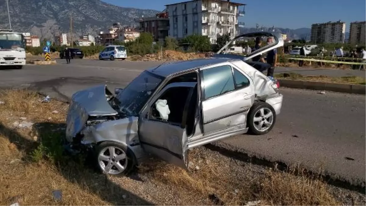 Son dakika! SERVİS BEKLERKEN, KAZADA SAVRULAN ARAÇLARIN ÇARPMASIYLA ÖLDÜ