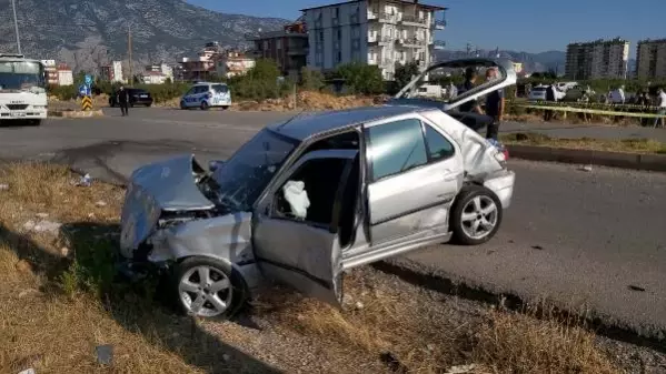 Servis beklerken, kazada savrulan araçların çarpmasıyla öldü